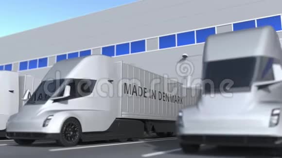现代半挂车卡车与丹麦制造文本加载或卸载在仓库丹麦商务相关视频的预览图