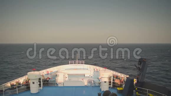 渡船在大洋中航行希腊帕罗斯岛的目的地从船的正面看视频的预览图