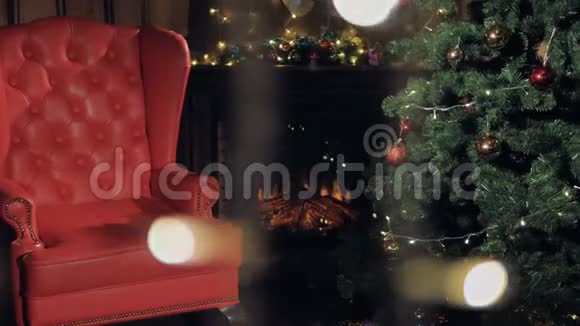 圣诞壁炉圣诞老人椅子靠近圣诞树4K视频的预览图