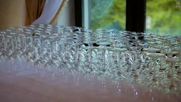 玻璃器皿宏观关闭准备倒入的起泡葡萄酒的空杯圈视频的预览图