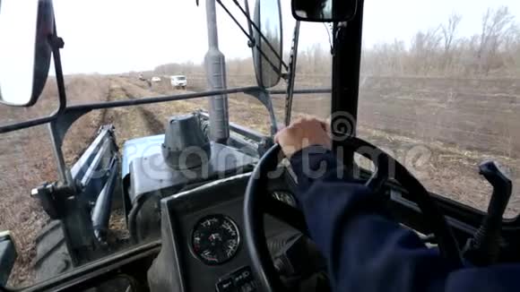 农业农民开拖拉机视频的预览图