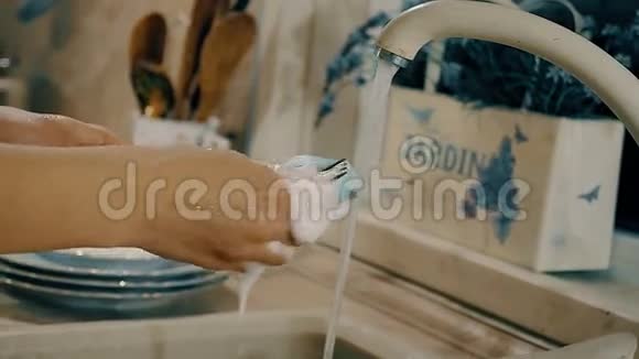 女人正在厨房里用肥皂清洗一个人带有侧面摄像机运动的特写镜头视频的预览图