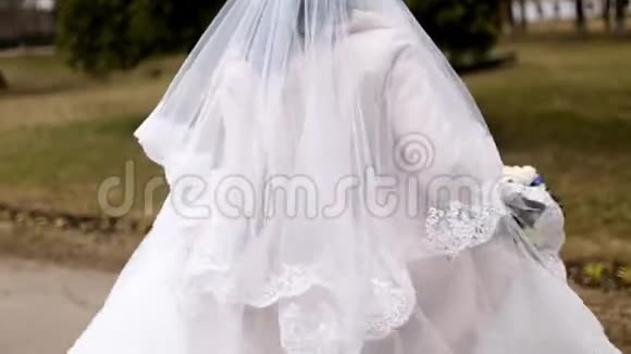新娘穿着白色的婚纱旋转视频的预览图