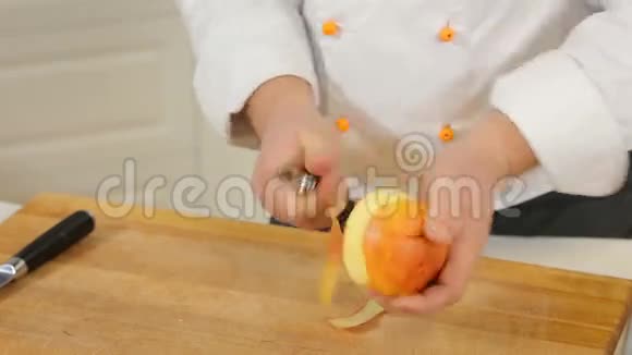 厨师正在削皮切苹果视频的预览图