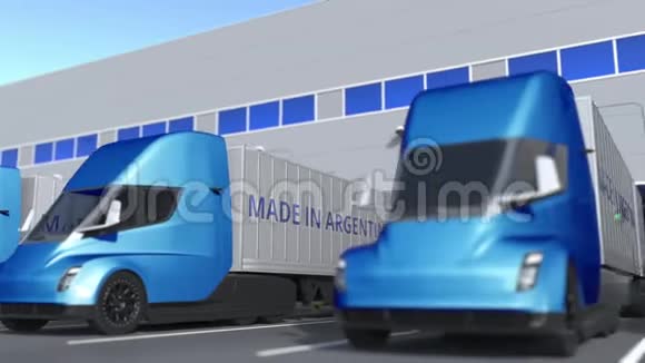 拖车卡车与MADE在ARGENTINA文本加载或卸载在仓库与阿根廷商业有关的循环视频的预览图