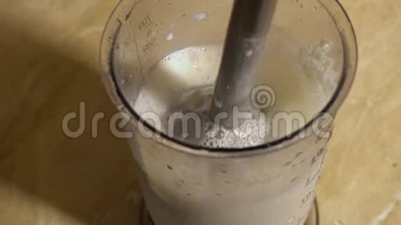 在搅拌机里准备牛奶鸡尾酒视频的预览图