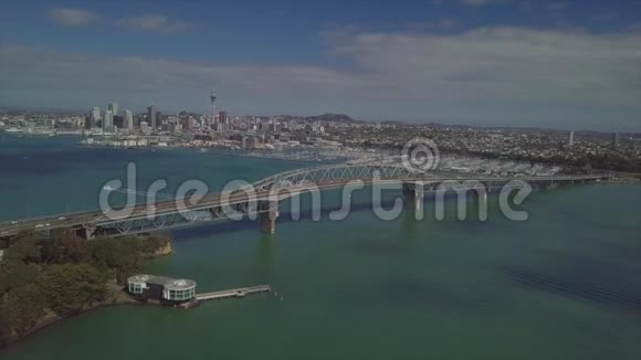 鸟瞰奥克兰天际线和海港大桥视频的预览图