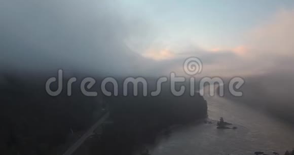 空中观景山河之上生而浮雾俄罗斯阿尔泰山卡屯河4K视频的预览图
