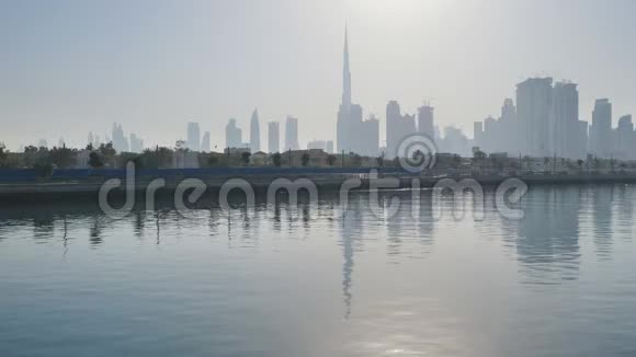 日出时迪拜摩天大楼的全景迪拜希腊区视频的预览图