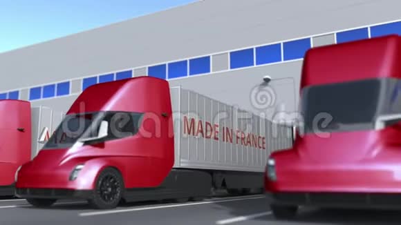 法国制造的现代半挂车在仓库装卸与法国有关的业务视频的预览图