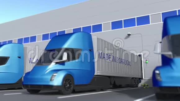 现代半挂车卡车与葡萄牙制造文本加载或卸载在仓库与葡萄牙有关的业务视频的预览图