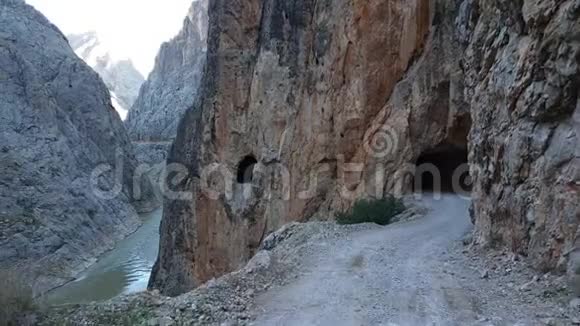 黑暗峡谷有石路和隧道幼发拉底河流经凯马利耶埃尔津坎土耳其视频的预览图
