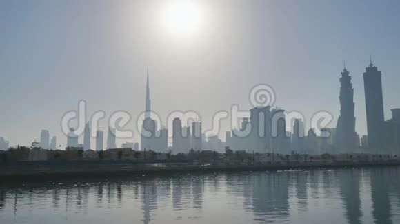 日出时迪拜摩天大楼的全景迪拜希腊区视频的预览图