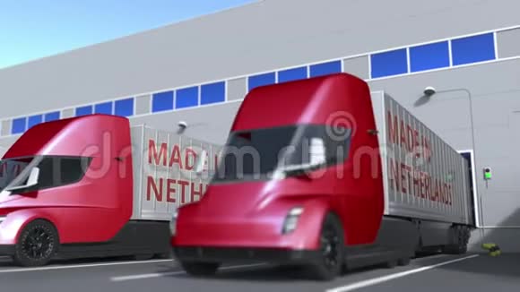 在仓库装载或卸载荷兰制造文本的拖车荷兰商业相关可循环3D视频的预览图