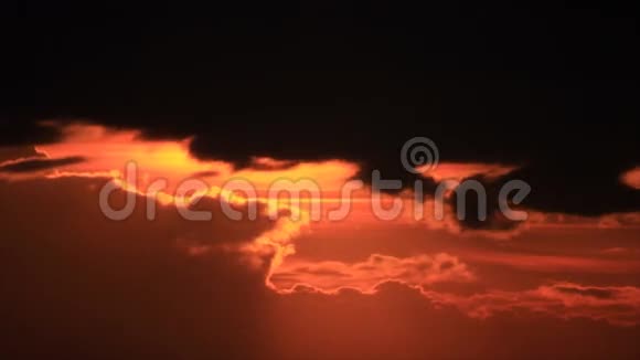 暴风雨云的日落视频的预览图