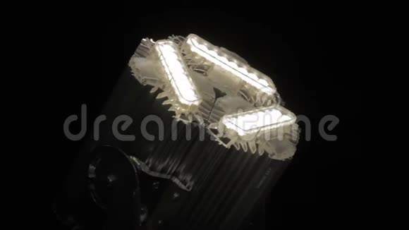 美丽的安全现代强力三角LED灯视频的预览图