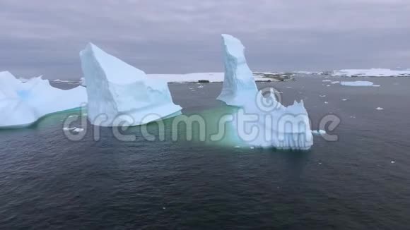 无人机在冰山之间飞行安德列夫视频的预览图