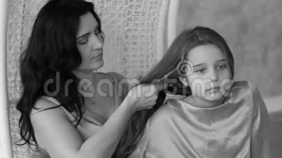 令人惊讶的美丽母女这位母亲照顾她的女儿编织她的头发视频的预览图
