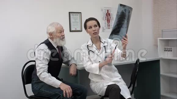 医生向老年病人解释x光结果视频的预览图