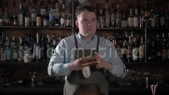 工作中的酒保擦壶和玻璃杯现代酒吧的酒保视频的预览图