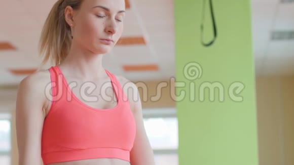 健身和生活方式的概念女人做运动跳绳的女孩视频的预览图