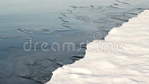 河上的冰视频的预览图