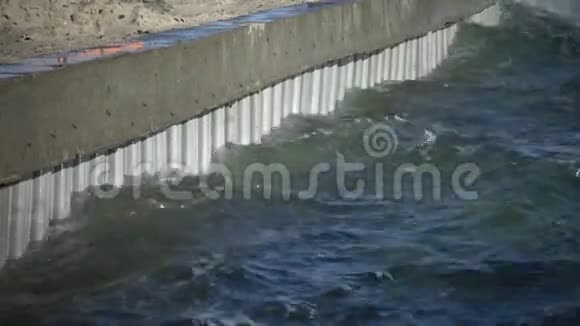 水文工程施工从大海穿过运河到河口的通道视频的预览图