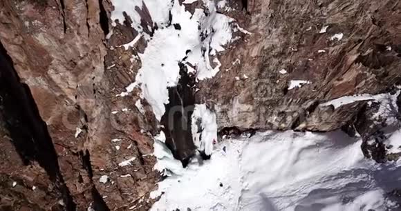 岩石间的瀑布山间的冬瀑谎言雪正在上升吃和木材视频的预览图
