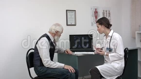 医生在笔记本电脑上显示老年患者的核磁共振结果视频的预览图
