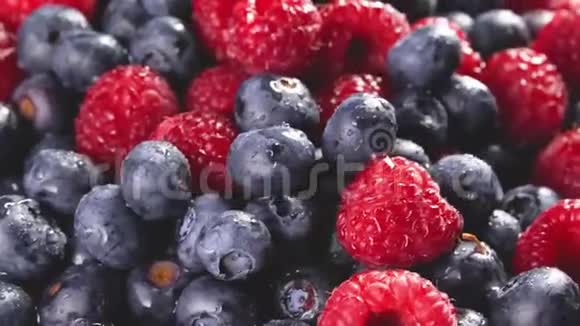 蓝莓和覆盆子的堆视频的预览图