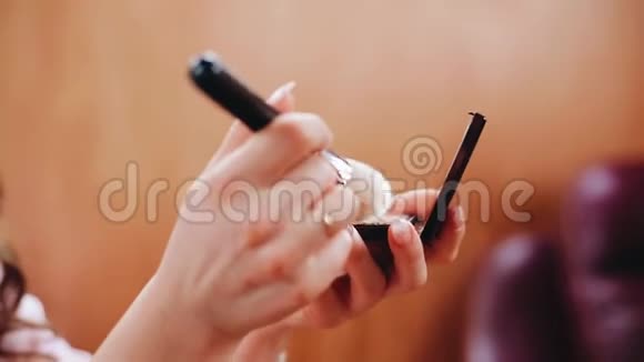 女孩穿上化妆刷用刷子接触粉末视频的预览图