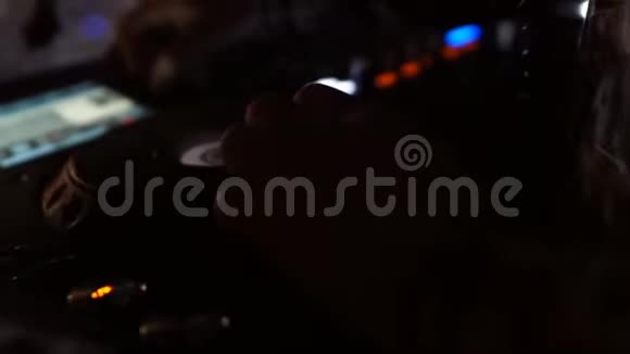 特写DJ手开关控制和混合音乐音乐会夜生活视频的预览图