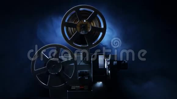 老式老8毫米电影放映机视频的预览图