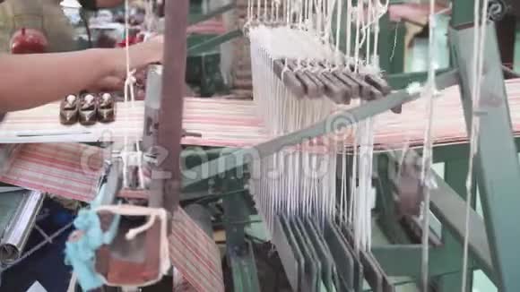 从手工编织机编织丝绸视频的预览图