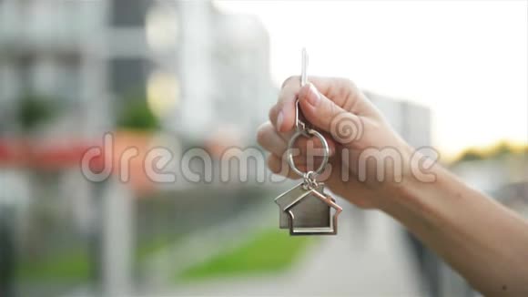 手拿着新房子的钥匙视频的预览图