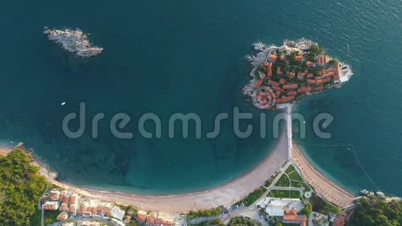在黑山的SvetiStefan小岛和度假胜地的鸟瞰图视频的预览图