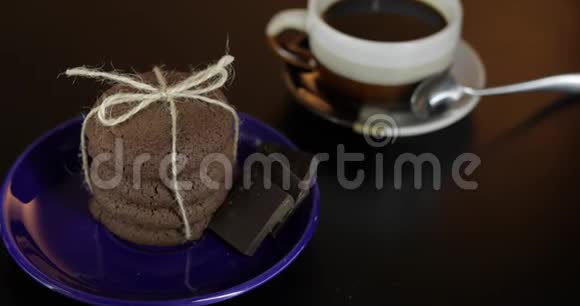 在蓝色盘子里的黑面上看着美味的巧克力饼干视频的预览图