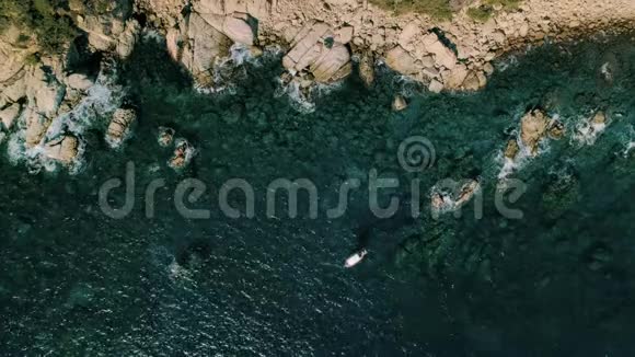 令人惊叹的史诗级无人驾驶飞机用船射击海湾水域视频的预览图