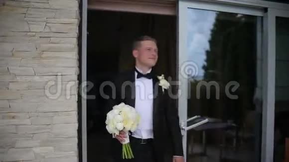 快乐的新郎在等他的新娘在户外婚礼上等待新娘的年轻人视频的预览图