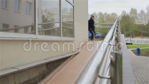 一个小男孩从轮椅坡道上跑下来慢动作视频的预览图