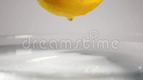 从柠檬滴下的水视频的预览图