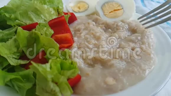 燕麦鸡蛋沙拉饮食粥叉慢动作视频的预览图