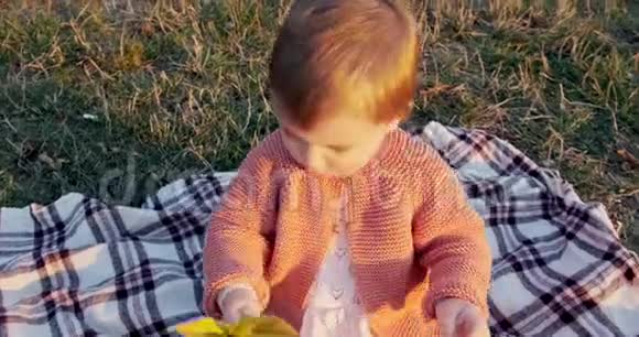 小女孩在新鲜空气中的草地上嬉戏视频的预览图