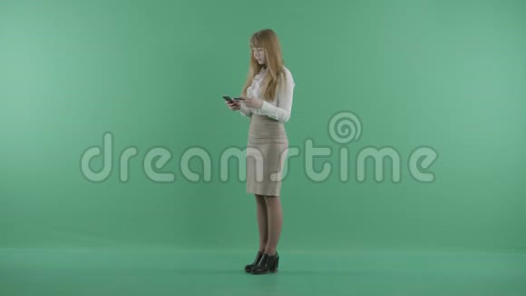 一位兴高采烈的年轻女子拿着一部电话和一张塑料卡视频的预览图