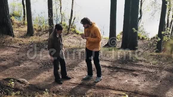 两个男朋友站在森林小径上在晴天争吵视频的预览图