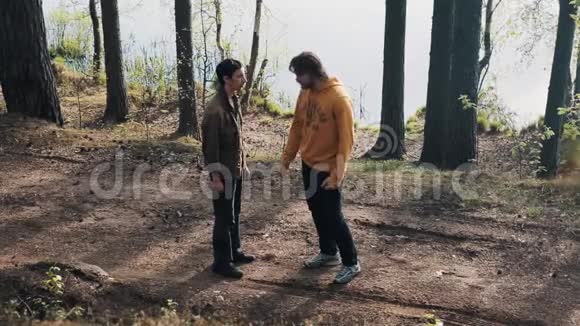 两个男人的朋友站在森林小径上在晴天争吵视频的预览图