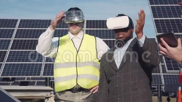 工人和投资者戴虚拟现实眼镜视频的预览图