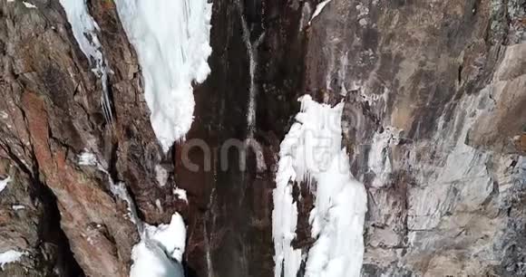 岩石间的瀑布山间的冬瀑谎言雪正在上升吃和木材视频的预览图