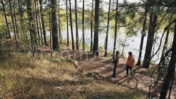 两个男朋友站在森林小径上在晴天开始争吵视频的预览图