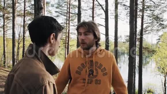 两个男朋友站在森林小径上开始在晴天争吵视频的预览图